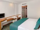 Nowoczesny pokój z łóżkiem w Ladonia Hotels Adakule