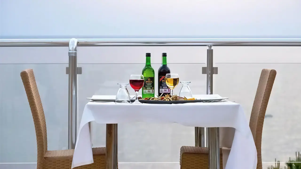 Nakryty stół z winem w Ladonia Hotels Adakule