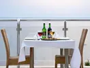 Nakryty stół z winem w Ladonia Hotels Adakule
