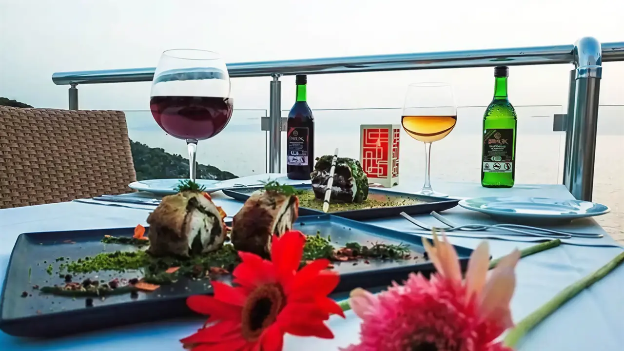 Dania i wino na stole w Ladonia Hotels Adakule