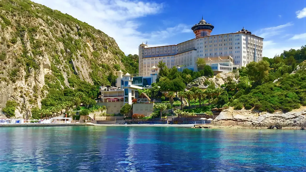 Widok na budynek Ladonia Hotels Adakule nad morzem