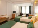 Wnętrze pokoju z łóżkami w Ladonia Hotels Adakule