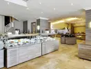 Bufet z jedzeniem w Ladonia Hotels Adakule