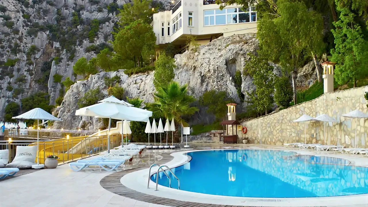 Basen i leżaki w hotelu Ladonia Hotels Adakule