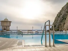 Basen zewnętrzny w hotelu Ladonia Hotels Adakule