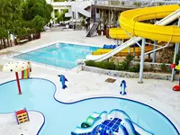 Zjeżdżalnie wodne i baseny w Ladonia Hotels Adakule