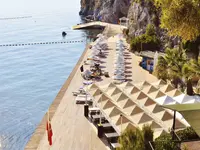 Taras nadmorski z leżakami w Ladonia Hotels Adakule