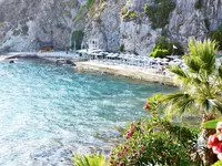 Leżaki i parasole przy plaży w Ladonia Hotels Adakule
