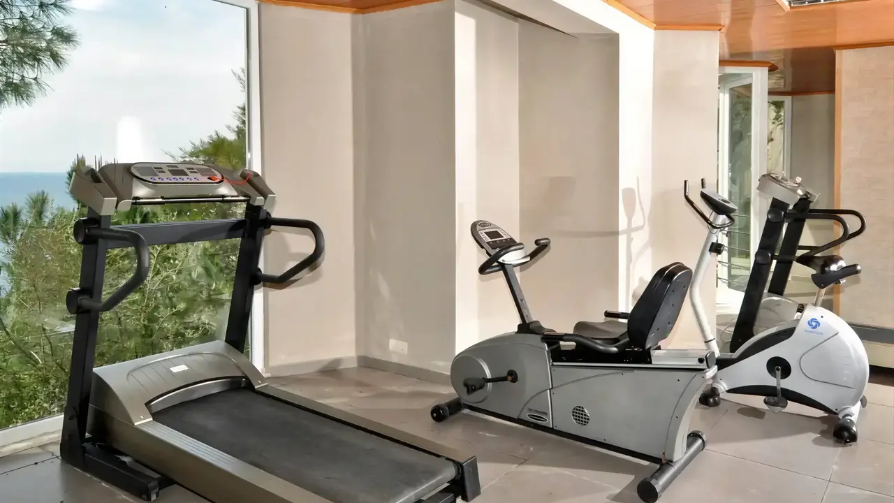 Siłownia z urządzeniami fitness w Ladonia Hotels Adakule