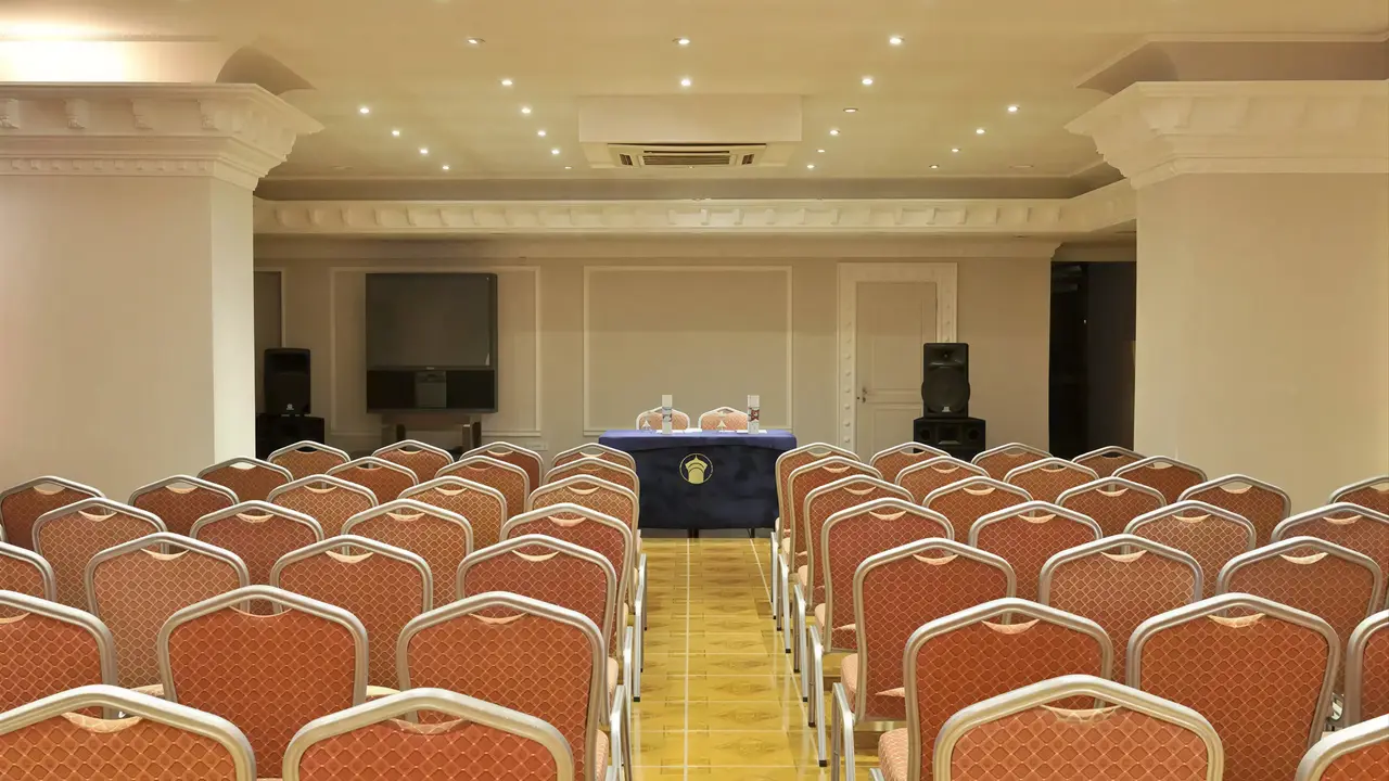 Sala konferencyjna w Ladonia Hotels Adakule z rzędami krzeseł