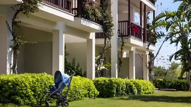 Fasada i otoczenie hotelu Lara Barut Collection