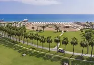 Widok na hotel Lara Barut Collection i palmy