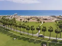 Widok na teren hotelu Lara Barut Collection