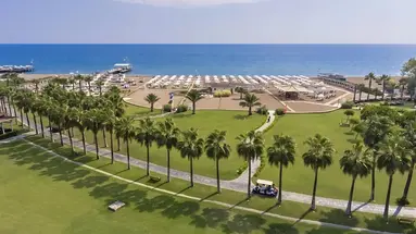 Widok na teren hotelu Lara Barut Collection