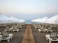 Leżaki i parasole na plaży Lara Barut Collection