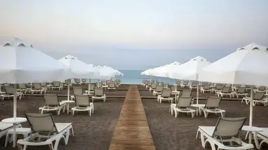 Leżaki i parasole na plaży Lara Barut Collection