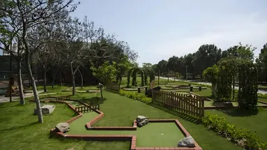Pole do minigolfa w Lara Barut Collection