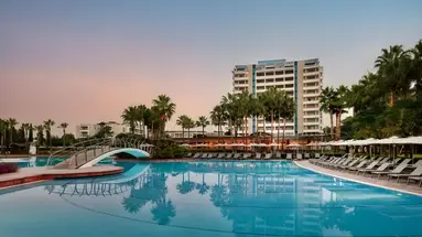 Basen przy hotelu Lara Barut Collection