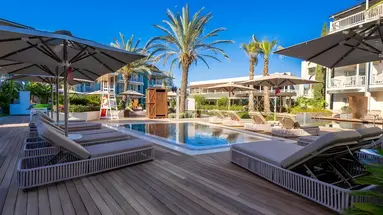 Basen i leżaki przy hotelu Lara Barut Collection