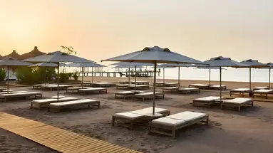 Leżaki i parasole na plaży Lara Barut Collection