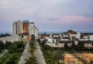 Widok na hotel Lara Barut Collection i palmy