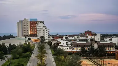 Widok na budynki hotelu Lara Barut Collection