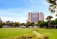 Widok na hotel Lara Barut Collection i palmy