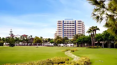 Widok na budynek hotelu Lara Barut Collection
