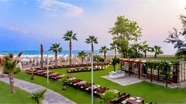 Restauracja plenerowa przy hotelu Lara Barut Collection