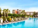 Basen z leżakami przy hotelu Lara Barut Collection