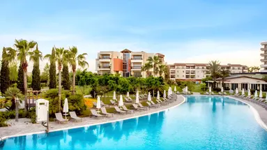 Basen z leżakami przy hotelu Lara Barut Collection
