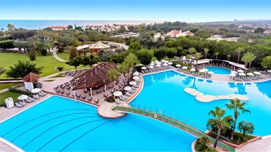 Basen przy hotelu Lara Barut Collection