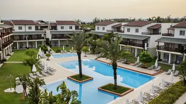 Basen przy hotelu Lara Barut Collection