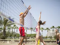 Gra w siatkówkę plażową przy Lara Barut Collection