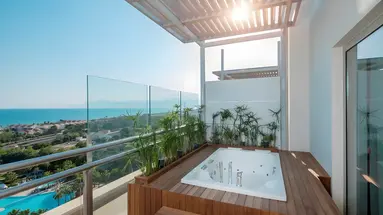 Prywatne jacuzzi na tarasie w Lara Barut Collection