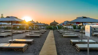 Leżaki na plaży przy Lara Barut Collection