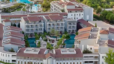 Widok na budynki hotelu Lara Barut Collection