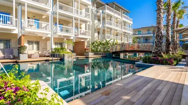 Basen przy hotelu Lara Barut Collection