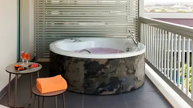 Jacuzzi na tarasie w Lara Barut Collection