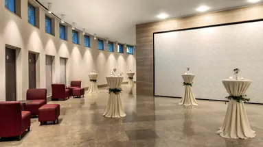 Przestrzeń eventowa z wysokimi stołami w Lara Barut Collection