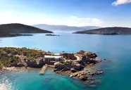 Widok na kompleks Le Meridien Bodrum Beach Resort (ex Lux Bodrum ) przy samym morzu