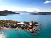 Widok na kompleks Le Meridien Bodrum Beach Resort (ex Lux Bodrum ) przy samym morzu