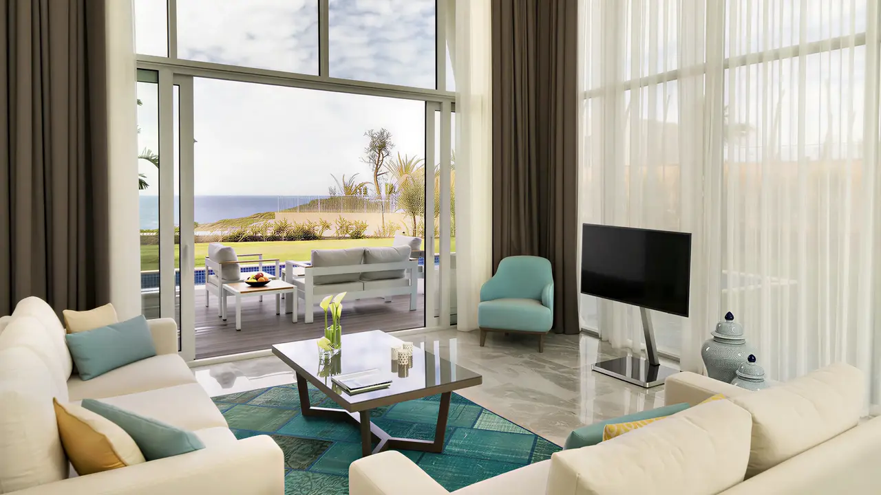 Nowoczesny salon w Le Meridien Bodrum Beach Resort (ex Lux Bodrum ) z widokiem na morze