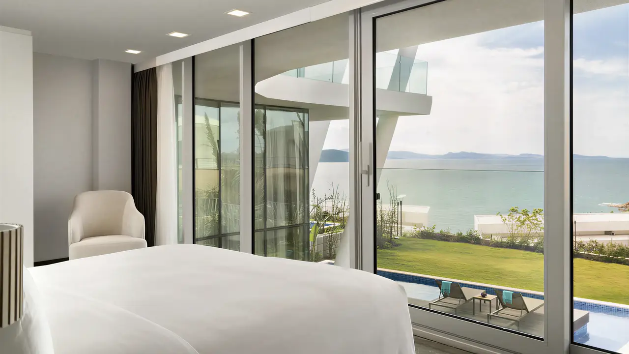 Sypialnia z widokiem na morze w Le Meridien Bodrum Beach Resort (ex Lux Bodrum )