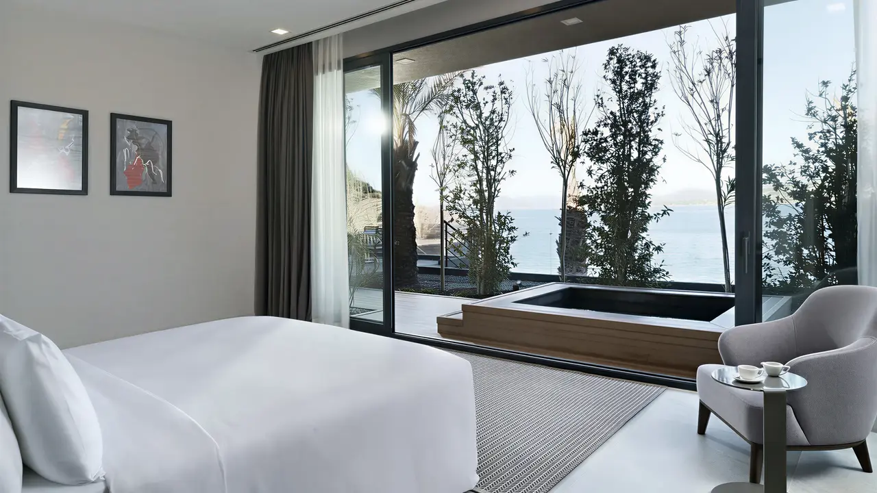 Sypialnia z widokiem w Le Meridien Bodrum Beach Resort (ex Lux Bodrum )