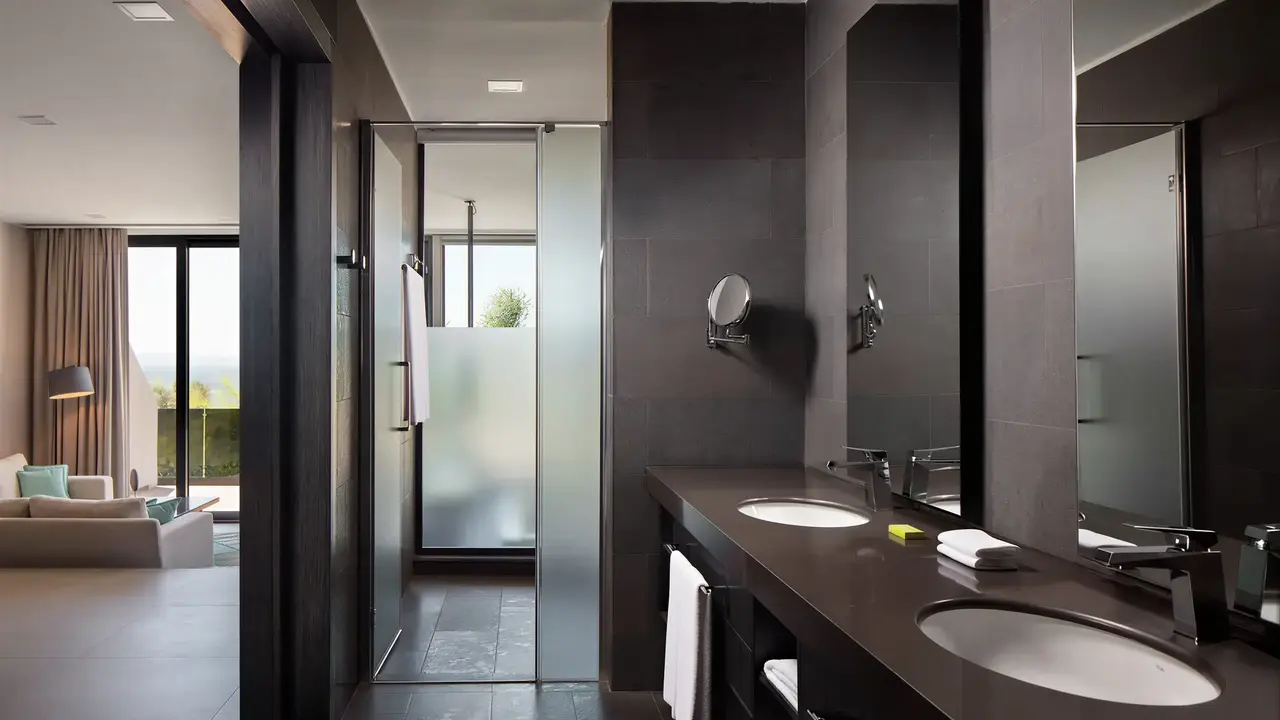 Nowoczesna łazienka w hotelu Le Meridien Bodrum Beach Resort (ex Lux Bodrum )