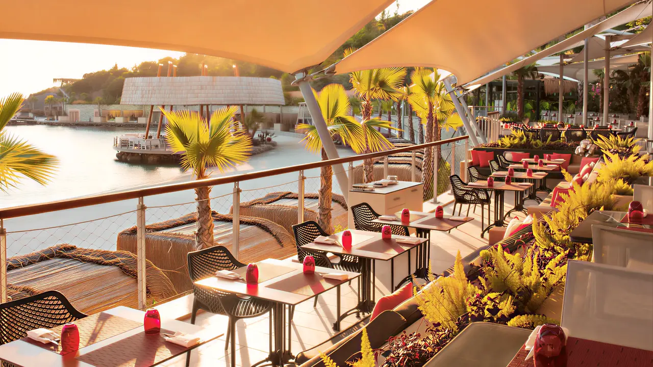 Restauracja na tarasie w Le Meridien Bodrum Beach Resort (ex Lux Bodrum )