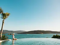 Basen typu infinity w Le Meridien Bodrum Beach Resort (ex Lux Bodrum ) z widokiem