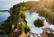 Widok na kompleks Le Meridien Bodrum Beach Resort (ex Lux Bodrum ) z basenem i morzem