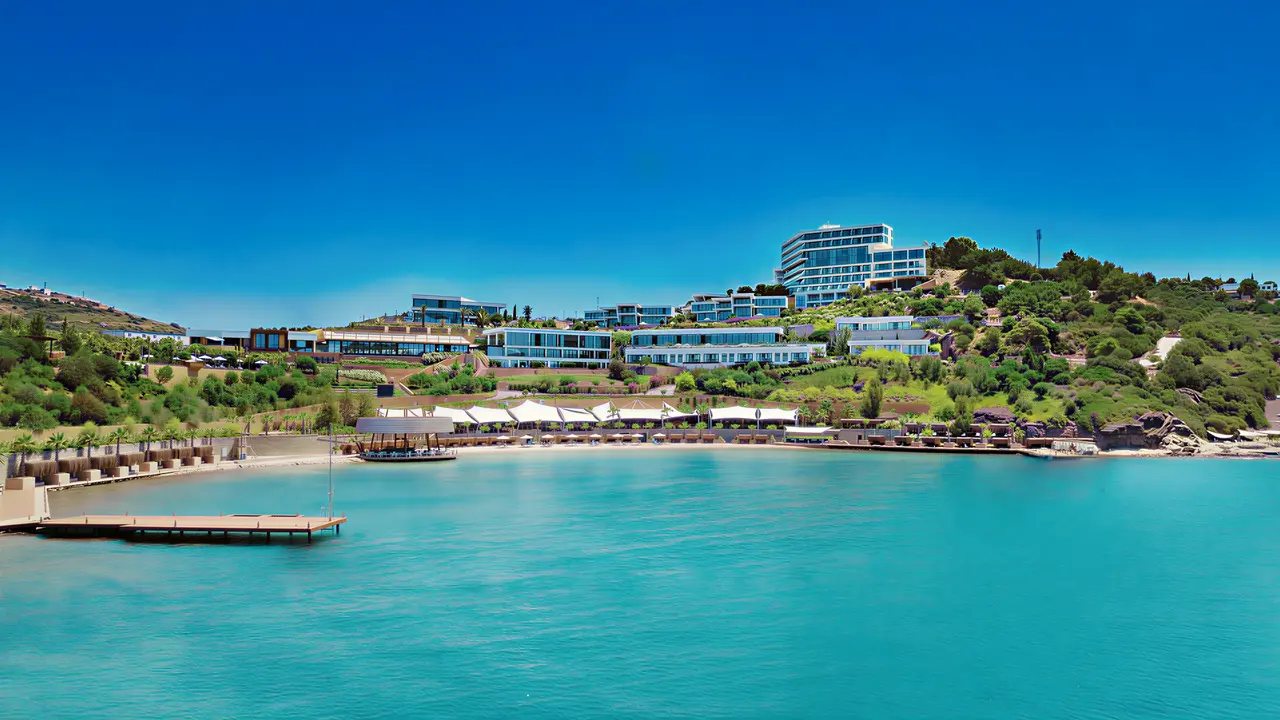 Panorama kompleksu Le Meridien Bodrum Beach Resort (ex Lux Bodrum ) nad brzegiem morza